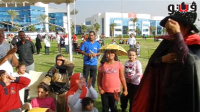 بالفيديو.. «الساحر» يرسم البسمة على شفاه أطفال 