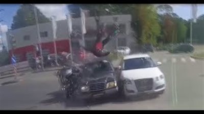 بالفيديو.. سائق دراجة نارية يطير في الهواء بعد حادث تصادم مروع