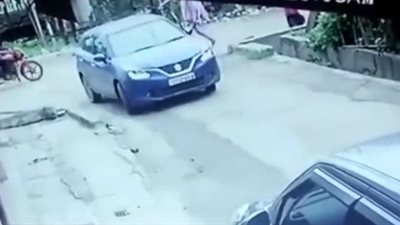 لحظة دهس سيارة طفلة صغيرة (فيديو)