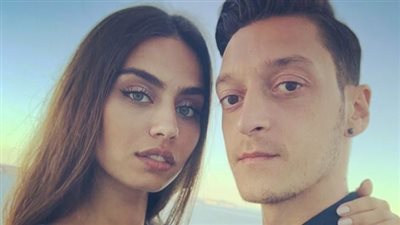 خطيبة مسعود أوزيل تدعمه برسالة على «انستجرام»: «فخورة بك يا حبيبي»