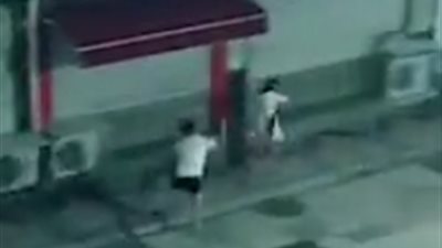 لقطات صادمة لشاب يعتدي على حبيبته بكلب (فيديو)