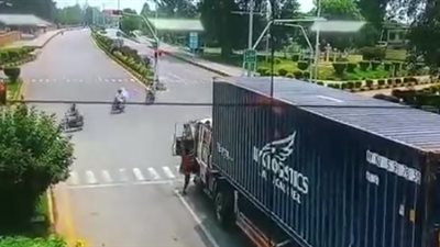 نهاية مروعة لسائق ترك شاحنته في منتصف الطريق (فيديو)