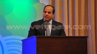 «السيسي» يصل جامعة قناة السويس