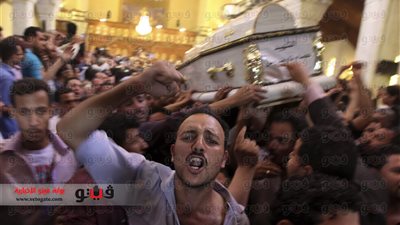 منظمة حقوقية تطالب الأقباط بإسقاط حكم الإخوان