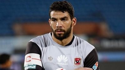 طبيب الأهلي يطمئن على قدم إكرامي بمران الفريق