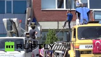 بالفيديو.. لحظة تنفيذ قرار أردوغان بغلق وتشميع مدارس «كولن»