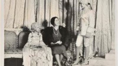 مزاد علني على صور للملكة إليزابيث الثانية بلباس مسرح في سن المراهقة