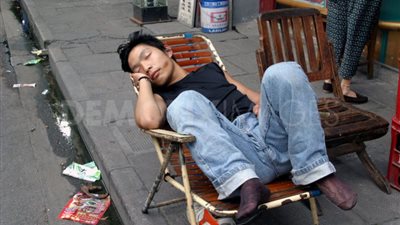 بالصور.. 30 لقطة تثبت أن الصيني قادر على النوم في أي مكان