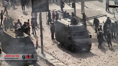 عمال النظافة يُزيلون آثار الاشتباكات أمام الكاتدرائية