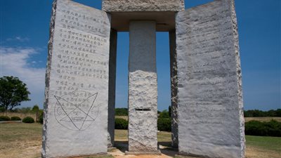 «أحجار جورجيا تستقبل المسيخ الدجال».. نصب تذكاري يكشف أوراق المؤامرة.. 10 إرشادات للنظام العالمي الجديد.. توحيد اللغة وتقليص سكان العالم الأبرز.. ممول النصب «مجهول» والشركة المنفذة