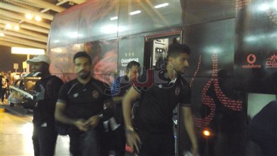 بعثة الأهلي تصل مطار القاهرة استعدادا للسفر إلى بتسوانا (فيديو وصور)