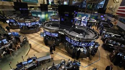 وول ستريت تفتح مرتفعة وستاندرد آند بورز يقترب من مستوى قياسي