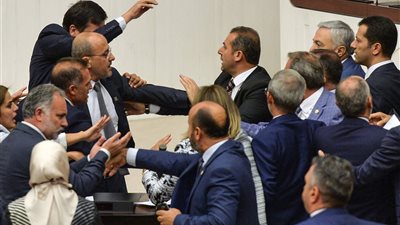 خناقة في البرلمان التركي.. اشتباكات بالأيدي بين نواب أردوغان والمعارضة