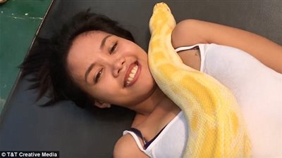 جلسة استرخاء عن طريق الثعابين بحديقة حيوان (فيديو وصور)