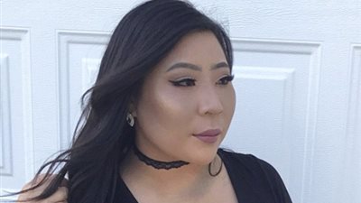 امرأة تكشف عن وجهها الحقيقي بعد سنوات من إخفائه (فيديو وصور)