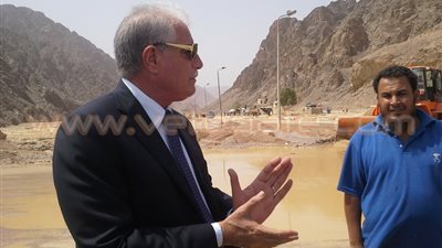 بالصور.. محافظ جنوب سيناء يتفقد طرق نويبع المتضررة من السيول