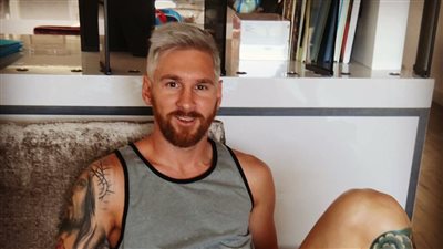 «ميسي» يظهر بـ«نيولوك غريب» في العطلة الصيفية