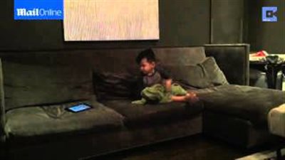 بالفيديو.. أغرب طريقة ابتكرها والدان لإيقاظ طفلهما