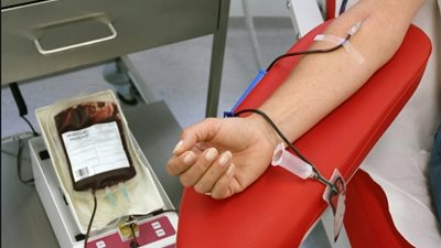 حملات التبرع بالدم للمواطنين تعمل بشعار «دم لله».. تمركز سيارات الحملات أمام المساجد والميادين.. ورفض الغالبية التبرع.. نهاد مسعد: المستلزمات آمنة والبيانات سرية ولا داعي للخوف