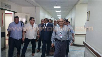 بالصور.. رئيس بعثة الحج الطبية يزور المصريين المصابين بحادث «الرافعة»