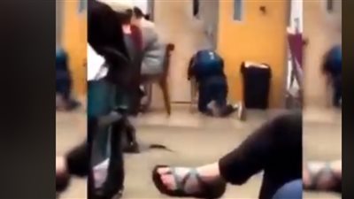 فتاة تهرب من الفصل بطريقة غير متوقعة (فيديو)