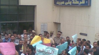 تجمهر العشرات أمام قسم شرطة 