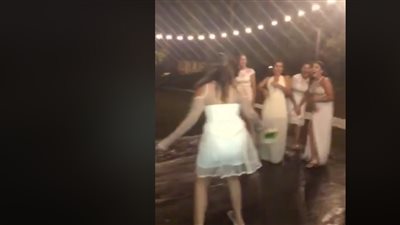 رد فعل صادم لشاب التقطت حبيبته باقة الزهور في حفل زفاف (فيديو)