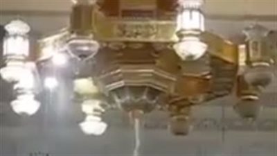 بالفيديو.. «نجف» الحرم المكي يتحول إلى نوافير بعد سقوط الرافعة