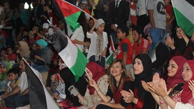 بالصور.. الدبكة الفلسطينية تهز أرجاء المسرح الروماني بالجزيرة