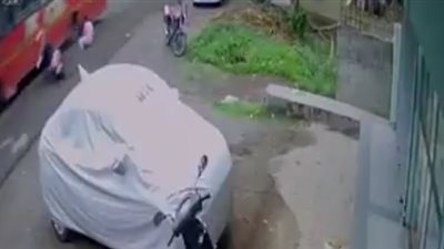 لحظة نجاة فتاة من الدهس تحت عجلات حافلة (فيديو)