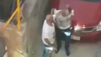 لحظة اعتداء لصوص على رجل بالضرب المبرح لسرقته (فيديو)