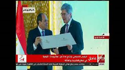 السيسي يكرم الرئيس التنفيذي لشركة سيمنز (فيديو)