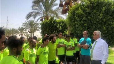 رئيس سموحة يجتمع باللاعبين بمعسكر القاهرة (صور)