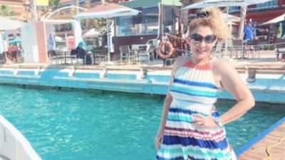نادية الجندي تتألق بفستان مبهج في الساحل الشمالي