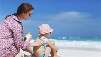 3 نصائح لحماية أطفالك من حروق الشمس خلال المصيف