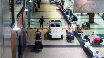 بالصور.. سيارت كهربائية لخدمة الحجاج المسنين بمطار القاهرة