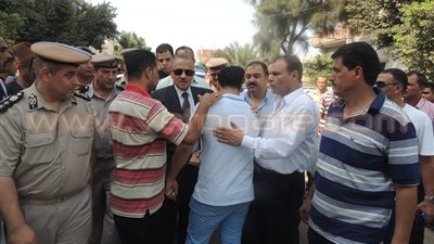 بالصور.. بكاء أقارب شهيد الشرطة بجانب جثمانه في مسجد النادي بـ«أبو كبير»