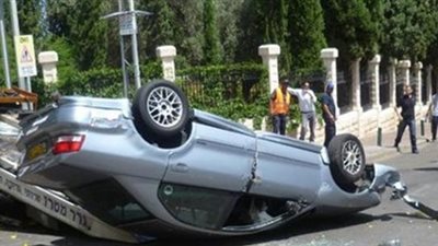 إصابة شخصين في انقلاب سيارة بالسويس