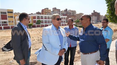 بالصور.. محافظ الإسماعيلية يتفقد ميدان الزهور في الشيخ زايد