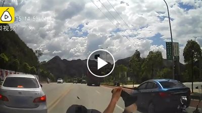 3 صدمات متتالية من سيارات مختلفة تطيح بقائد دراجة بخارية (فيديو)