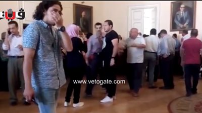 بالفيديو.. تدافع موظفي «التعليم» للحصول على نتيجة الثانوية العامة