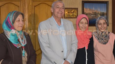 بالفيديو.. محافظ أسوان يكرم الأولى بالثانوية العامة ويقبل رأسها