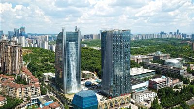 لقطات غريبة لشلال يتدفق من ناطحة سحاب في الصين (فيديو وصور)