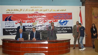 محمد سعفان يسلم 100 عقد عمل بالسعودية (صور)