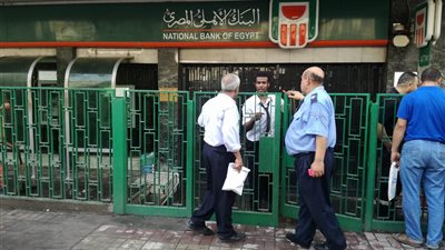 إخلاء فرع البنك الأهلي بسبب حريق نقابة التجاريين (صور)