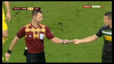 بالصورة.. حكم يعثر على «هاتف» في مباراة بالدوري الأوربي