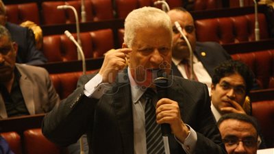 مشادة بين مرتضى منصور وسمير موسى بسبب تأشيرات وزير الرياضة