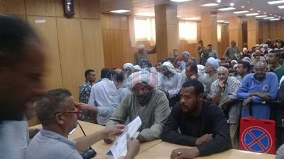 زحام على مكاتب تقنين الأراضي بالأقصر قبل انتهاء المدة المحددة