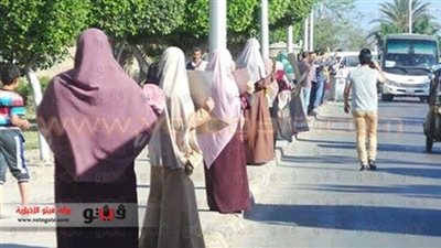 سلسلة بشرية لأنصار المعزول بـ