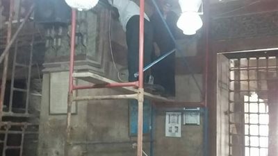 أعمال تغيير شبكة إنارة مسجد السلطان قايتباي (صور)